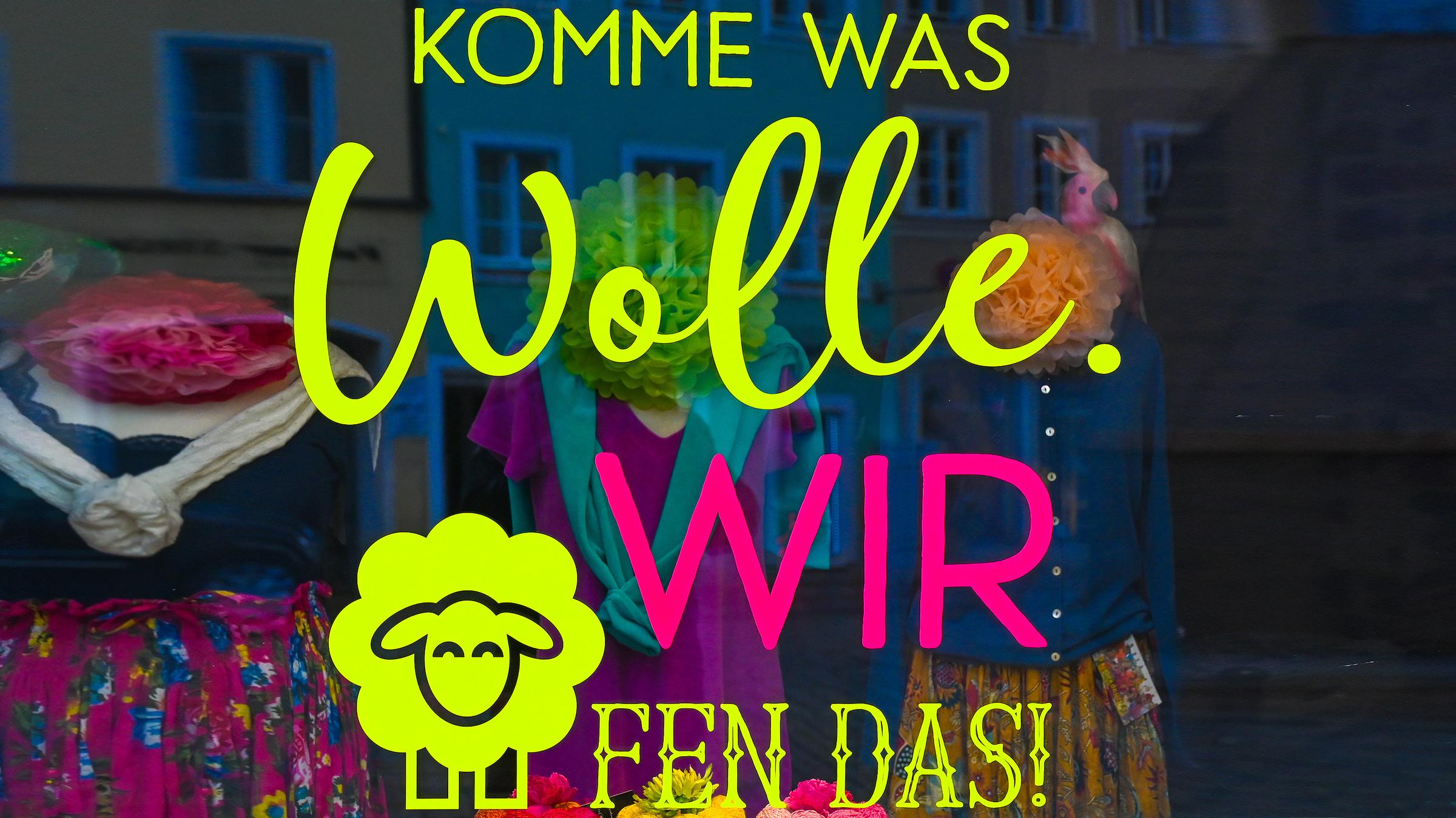 Schaufenster mit der Aufschrift: "Komme was Wolle. Wir (Schafe)n das!"