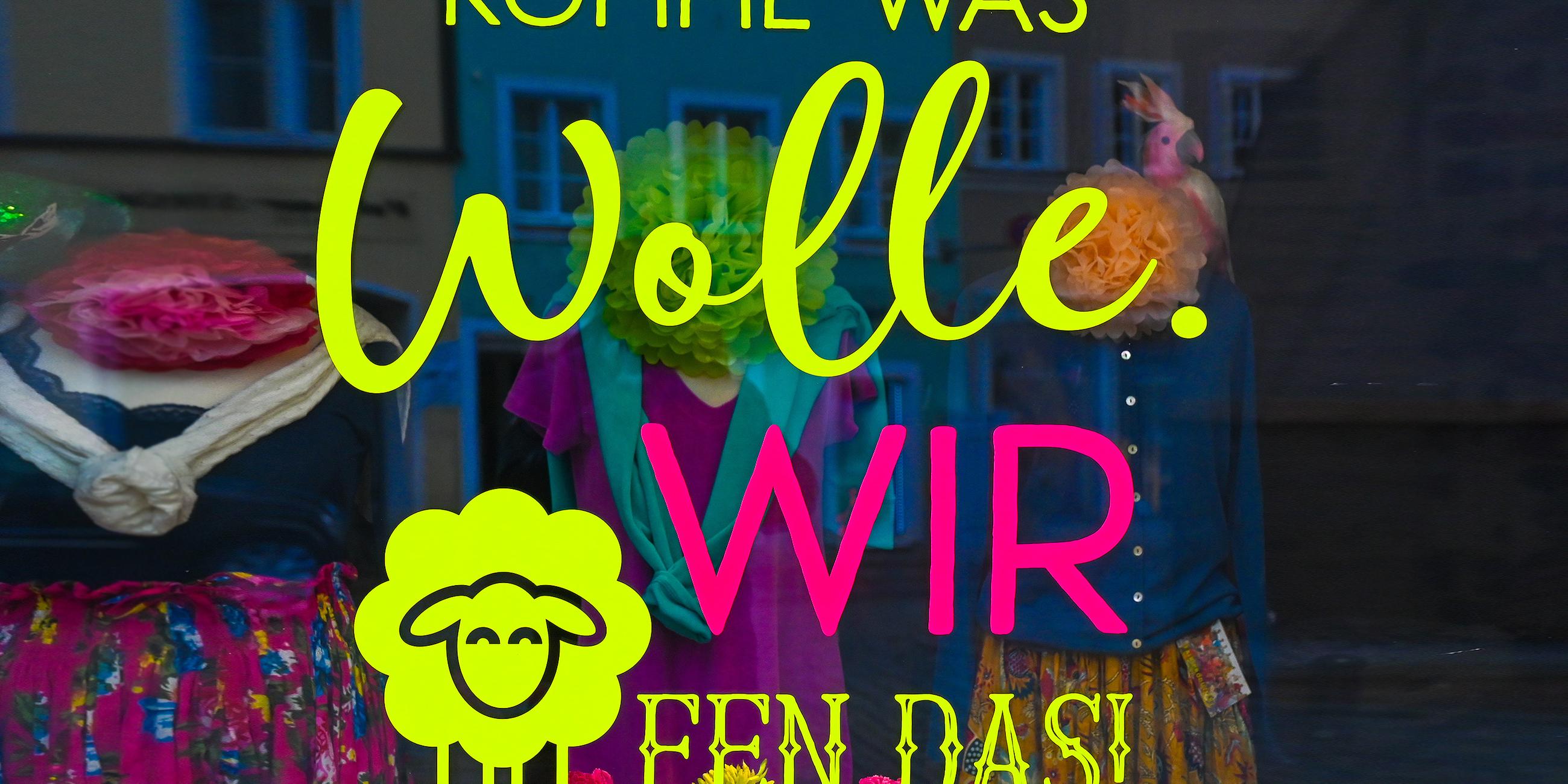 Schaufenster mit der Aufschrift: "Komme was Wolle. Wir (Schafe)n das!"