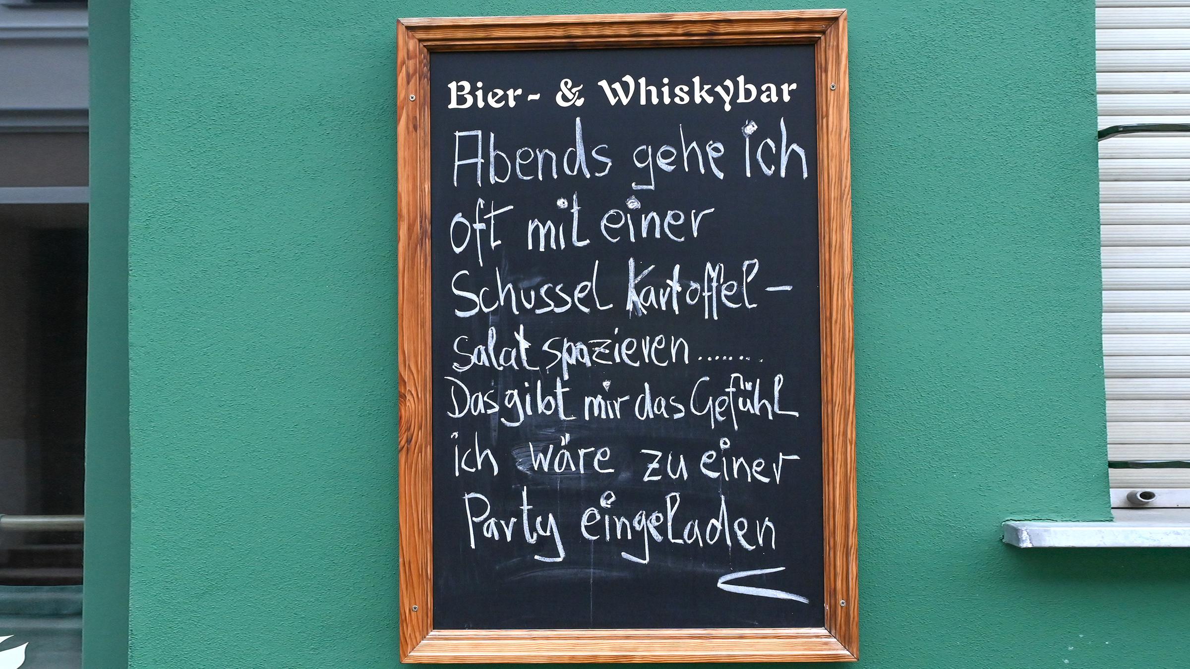 Tafel mit der Aufschrift: "Abends gehe ich mit einer Schüssel Kartoffelsalat spazieren ... Das gibt mir das Gefühl, ich wäre zu einer Party eingeladen."