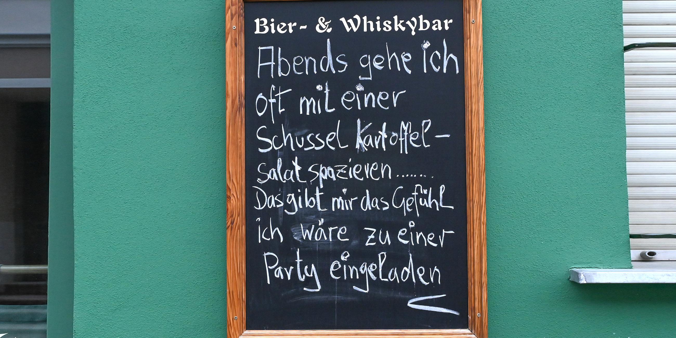 Tafel mit der Aufschrift: "Abends gehe ich mit einer Schüssel Kartoffelsalat spazieren ... Das gibt mir das Gefühl, ich wäre zu einer Party eingeladen."