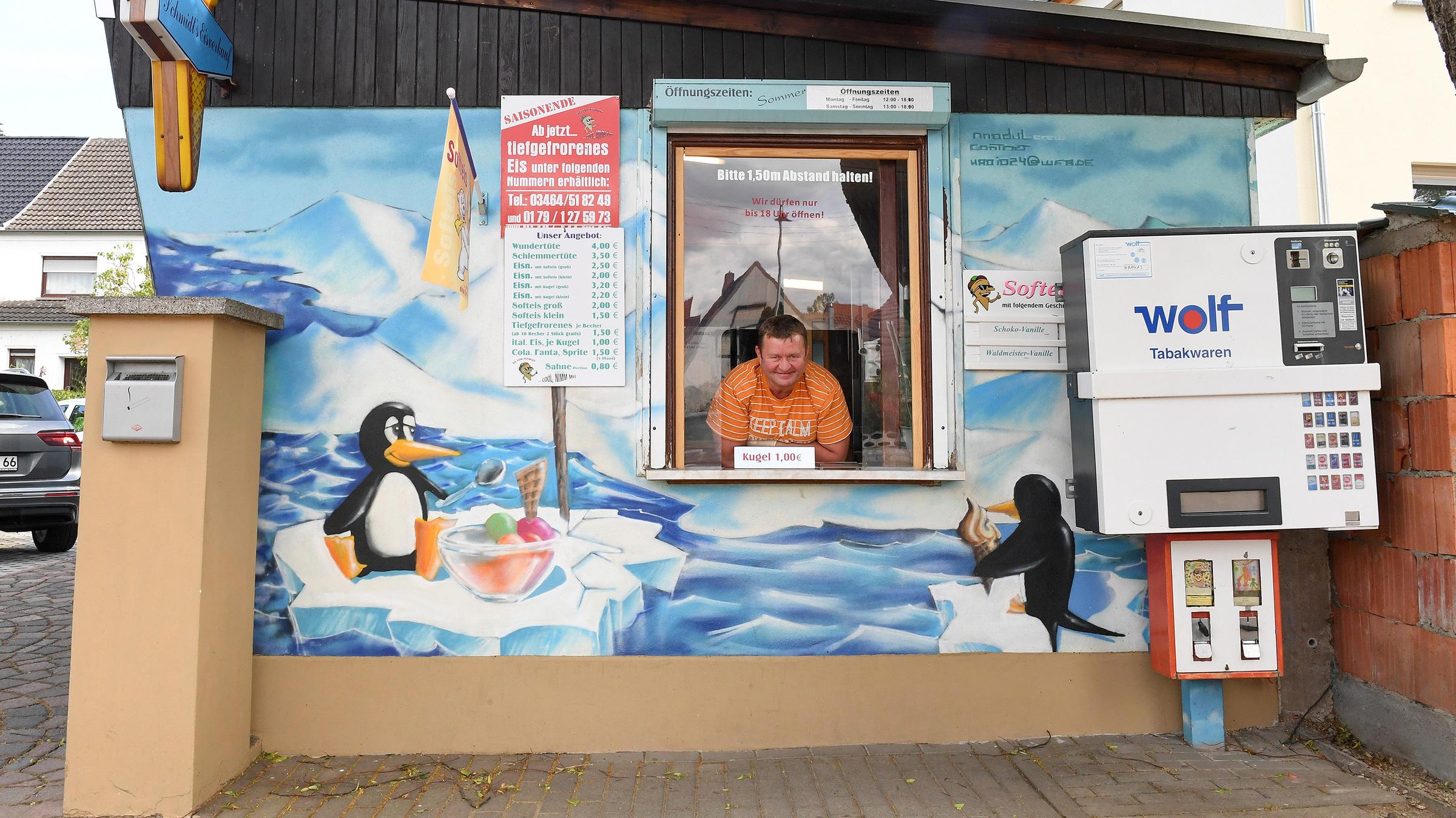 Herr Schmidt in seiner Eisdiele in Oberröblingen bei Sangerhausen.