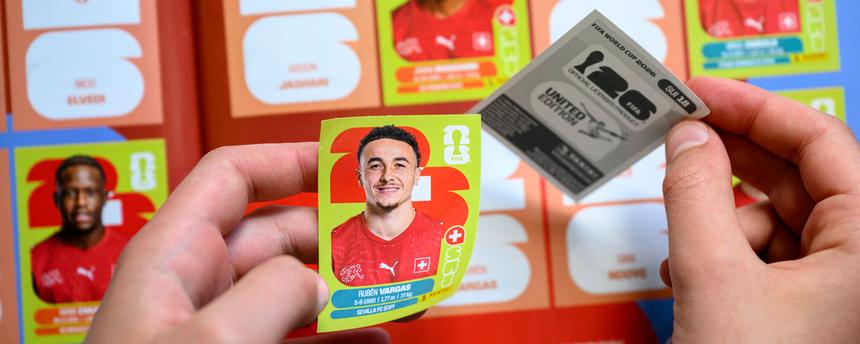 Ein Sticker wird in das offizielle Panini Album der Fußball WM 2026 eingeklebt.