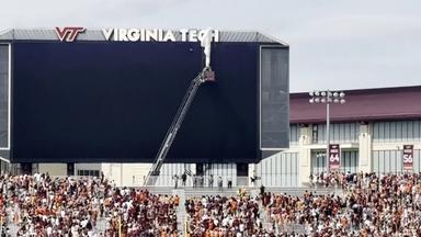 Schreckmoment im Stadion: Skydiver rammt Anzeigetafel
