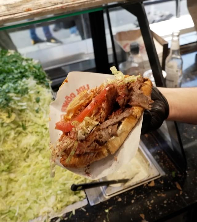 Ein Döner-Croissant ist zu sehen