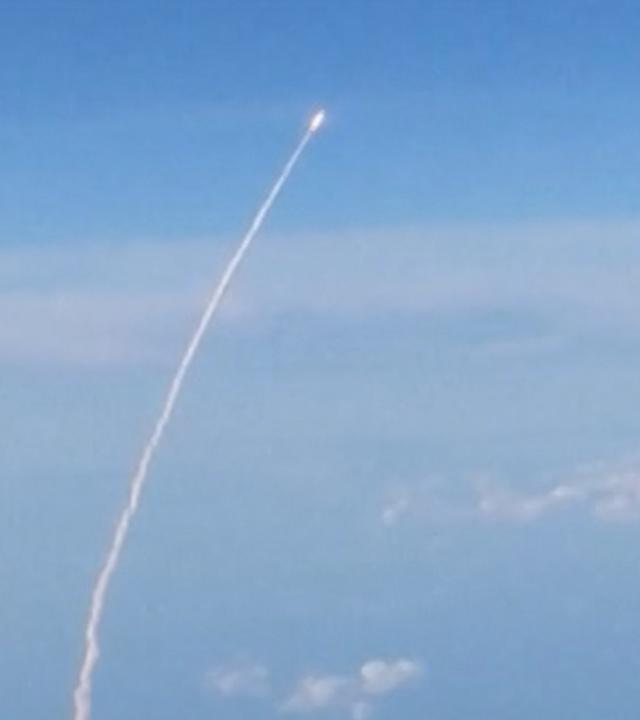 Die Artemis-II ist nach ihrem Start im Himmel zu sehen.