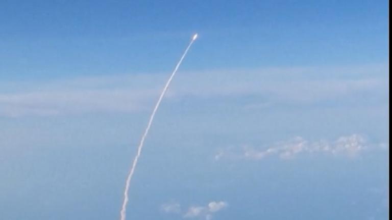 Die Artemis-II ist nach ihrem Start im Himmel zu sehen.