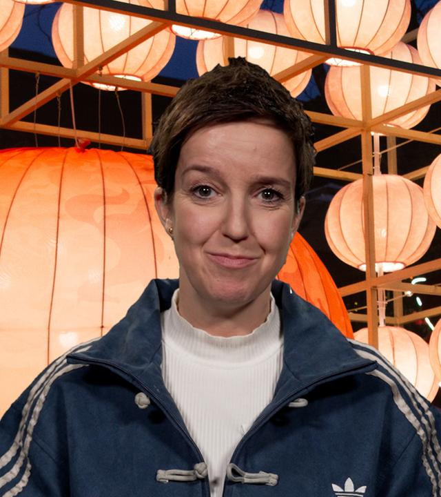 Miriam Steiner, ZDF-Korrespondentin in Peking, schaut in die Kamera. Im Hintergrund sind chinesich anmutende Laternen zu sehen.