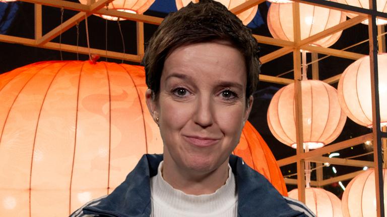 Miriam Steiner, ZDF-Korrespondentin in Peking, schaut in die Kamera. Im Hintergrund sind chinesich anmutende Laternen zu sehen.