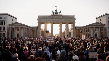 Zehntausende protestieren gegen sexualisierte Gewalt in Berlin.