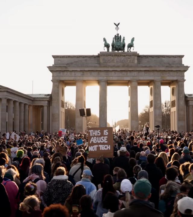 Zehntausende protestieren gegen sexualisierte Gewalt in Berlin.