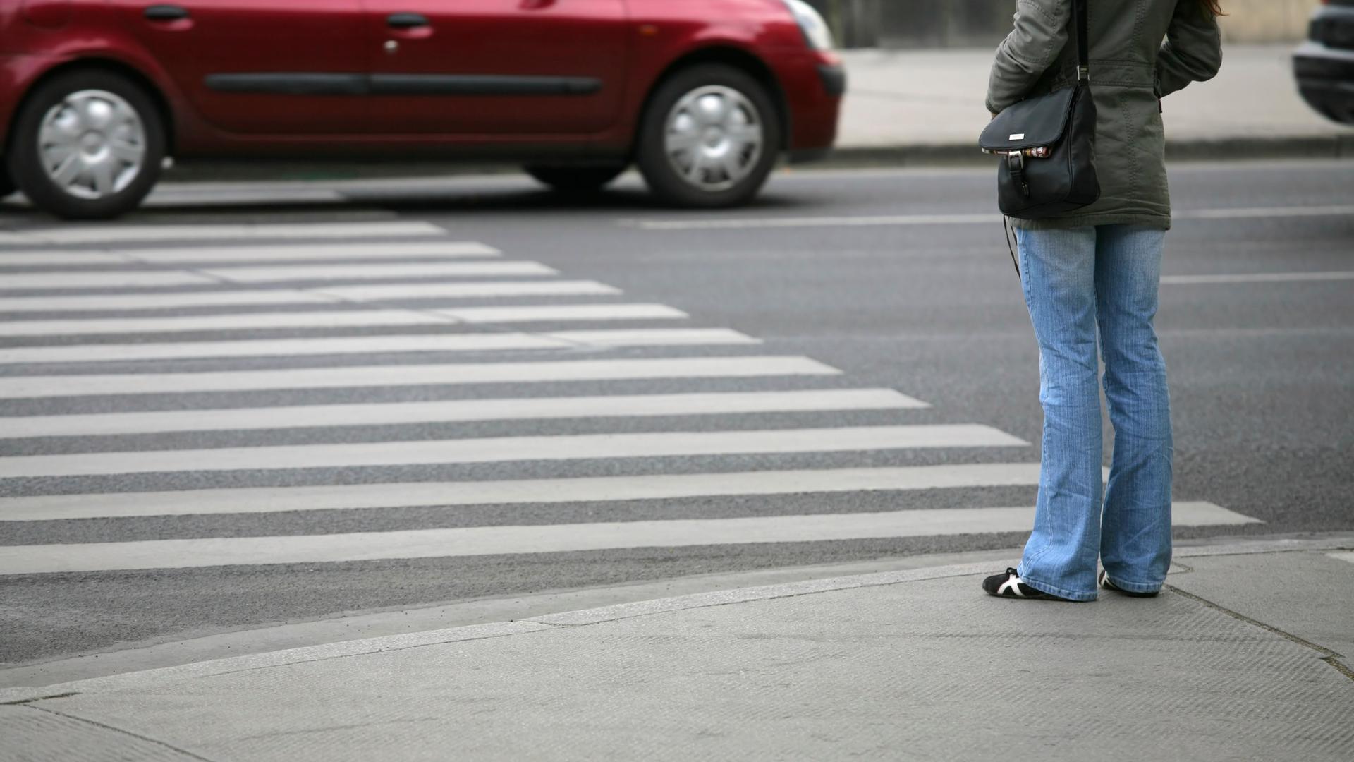 Frau am Zebrastreifen