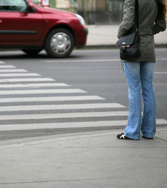 Frau am Zebrastreifen