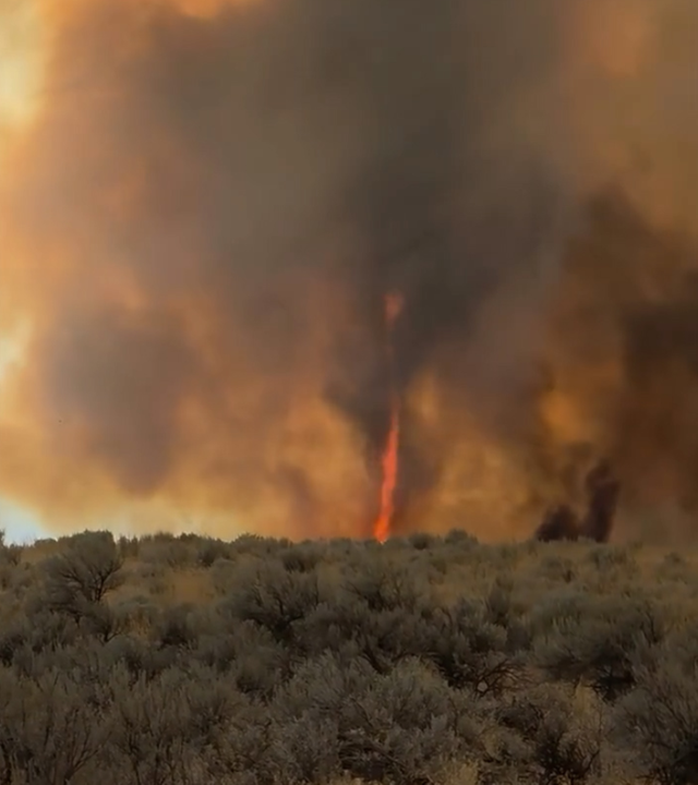 Ein gewaltiger „Firenado“ entsteht und wirbelt mitten im Feuer über das Land.