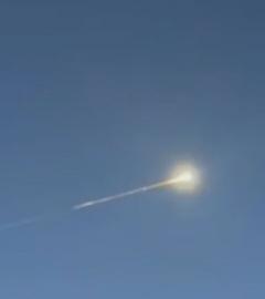 Ein Meteorit ist am Himmel zu sehen.