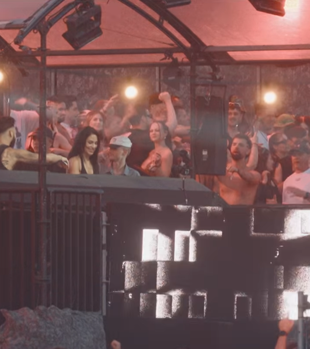 Viele Menschen sind während einer Techno-Party zu sehen und tanzen.