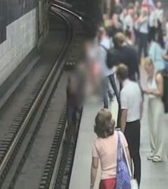 Eine Videoüberwachungsaufnahme zeigt, wie ein siebenjähriger Junge, welche zuvor auf einen Zuggleis gefallen ist, von Passanten gerettet wird.