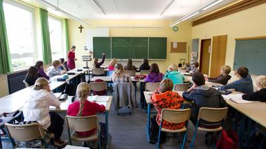 eine 8. klasse sitzt am freitag (03.09.2010) in einem klasssenraum in der realschule ascheberg (kreis coesfeld).