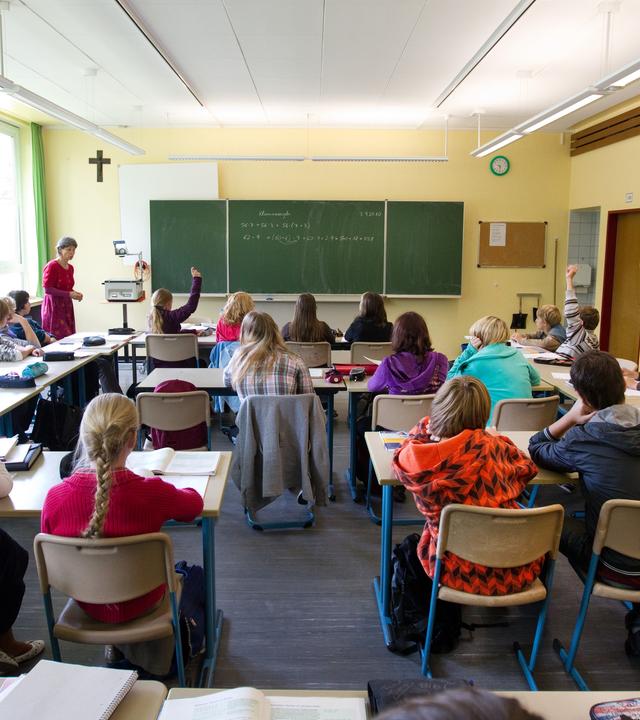 eine 8. klasse sitzt am freitag (03.09.2010) in einem klasssenraum in der realschule ascheberg (kreis coesfeld).