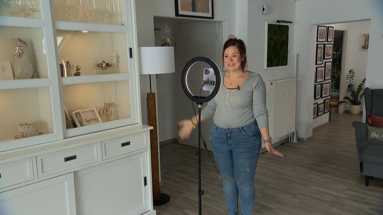 Christin, 29, nimmt sich mit dem Handy und einem Ringlicht auf. Sie hat im dritten Trimester ihrer Schwangerschaft die Diagnose Brustkrebs erhalten.