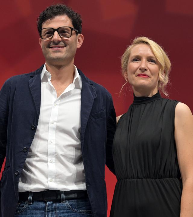 Luigi Pantisano und Ines Schwerdtner, die neue Doppelspitze der Linken, stehen in der Metropolis Halle in Potsdam.