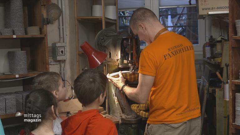 Pantoffelmacher bei der Arbeit