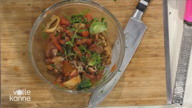 Panzanella: Italienischer Brotsalat in einer Schüssel