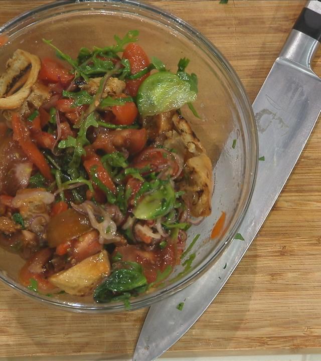 Panzanella: Italienischer Brotsalat in einer Schüssel