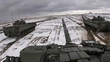 Archiv: Russische und belarussische Panzer während gemeinsamer militärischer Übungen auf dem Schießplatz von Brestsky. 