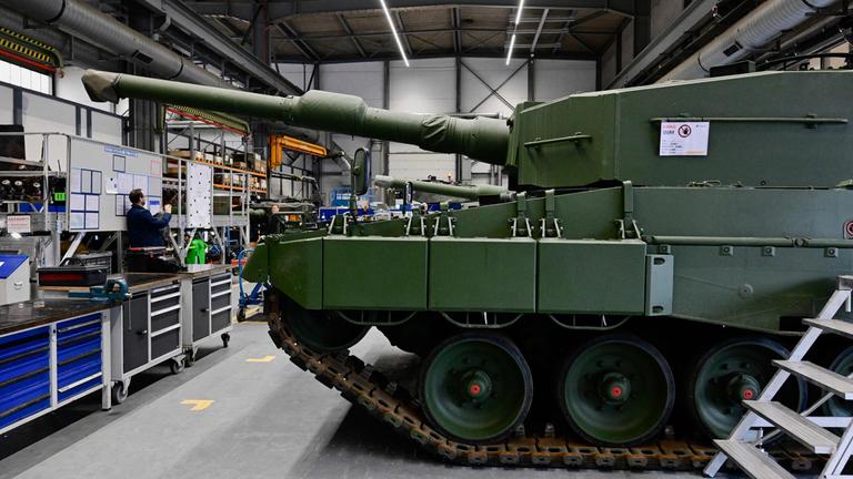 Ein Panzer in einer Rheinmetall Fabrik.