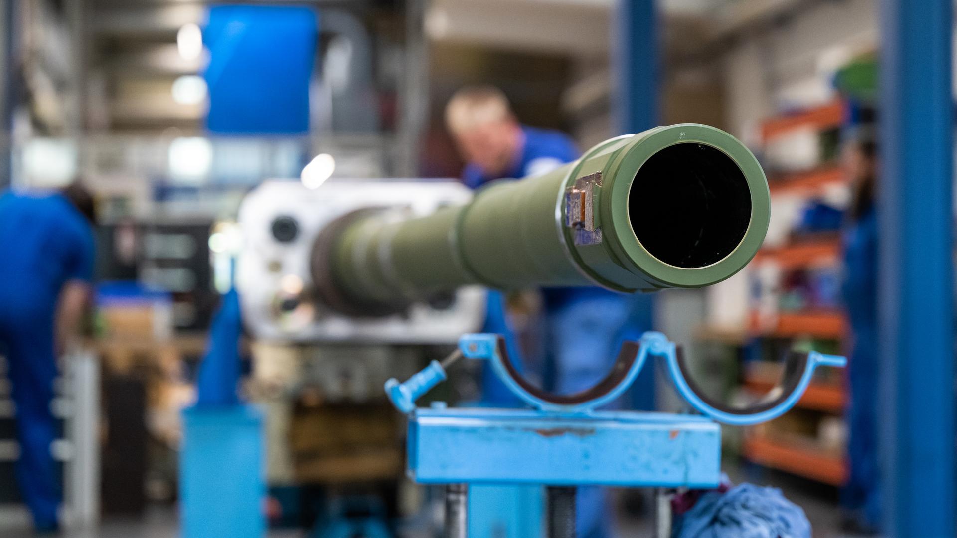 Das Rohr eines Panzers.