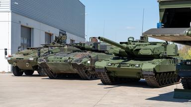 Die Hauptwaffensysteme BOXER (Radfahrzeug), PUMA (Infanteriekampffahrzeug) und LEOPARD 2 (Hauptkampfpanzer) sind auf dem KNDS-Werksgelände in München ausgestellt