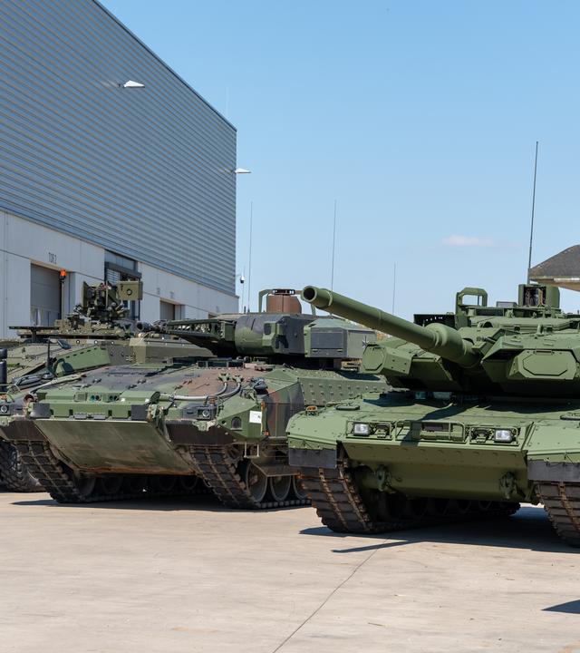 Die Hauptwaffensysteme BOXER (Radfahrzeug), PUMA (Infanteriekampffahrzeug) und LEOPARD 2 (Hauptkampfpanzer) sind auf dem KNDS-Werksgelände in München ausgestellt