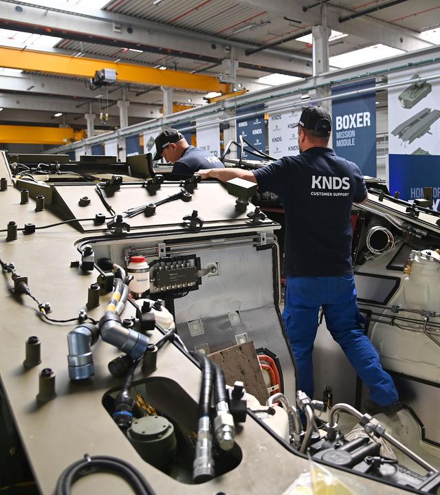 Angestellte von KNDS arbeiten an dem Radfahrzeug Boxer in der Produktionsstätte in München.
