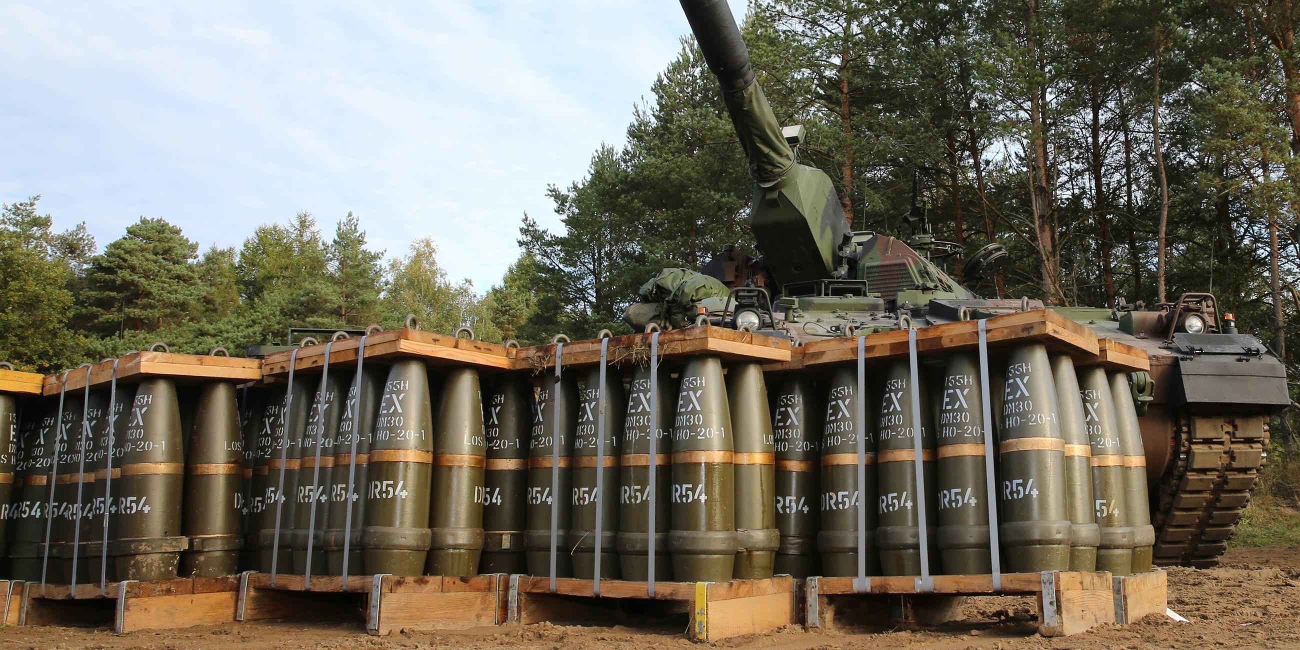 Eine Panzerhaubitze 2000 der Bundeswehr mit entsprechender Munition