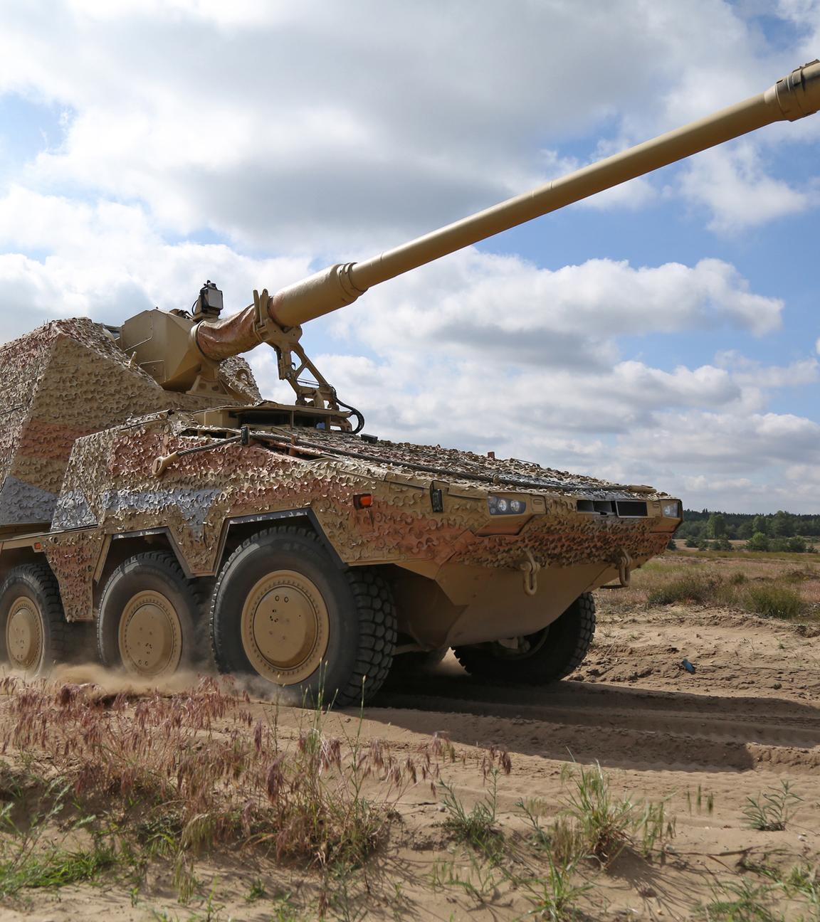Sachsen-Anhalt, Klietz: Die Panzerhaubitze RCH 155 des Herstellers Krauss-Maffei Wegmann fährt bei einer Vorführung zur Schießbahn auf dem Truppenübungsplatz bei Stendal.