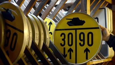 Archiv:  Ein Mitarbeiter der Autobahnmeisterei verstaut am 22.11.2013 in Recklinghausen (Nordrhein-Westfalen) ein gelbes MLC-Schild (Military Load Class) in ein Regal auf dem Dachboden. 