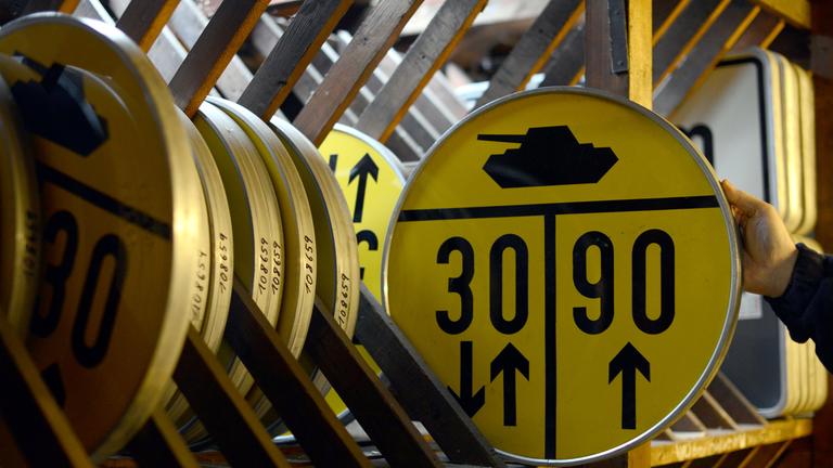 Archiv:  Ein Mitarbeiter der Autobahnmeisterei verstaut am 22.11.2013 in Recklinghausen (Nordrhein-Westfalen) ein gelbes MLC-Schild (Military Load Class) in ein Regal auf dem Dachboden. 