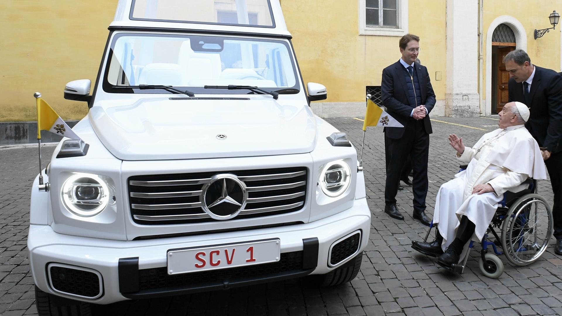 Papst Franziskus wird ein neues vollelektrisches Papamobil im Vatikan vorgestellt.