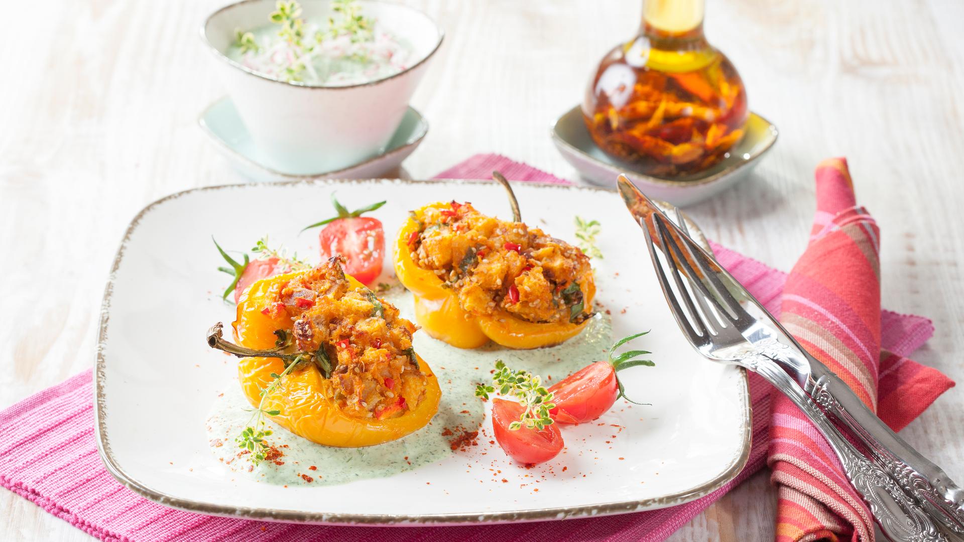 Paprikaschoten mit Sojahack-Gemüse-Füllung