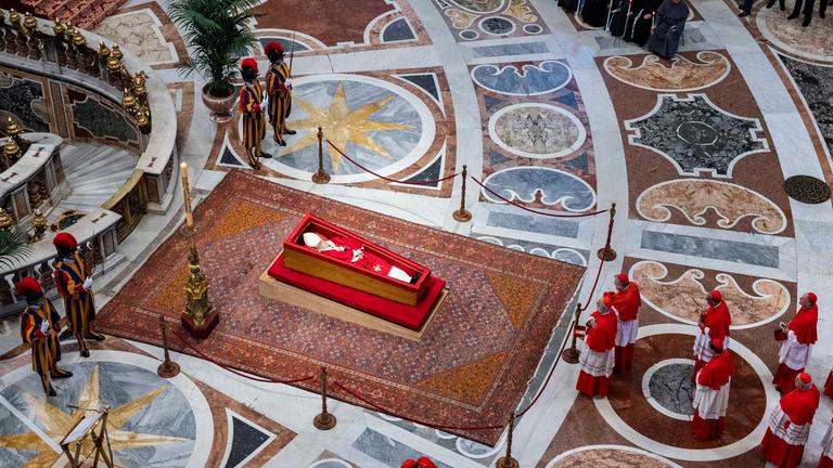 Der Leichnam von Papst Franziskus wird in den Petersdom im Vatikan überführt, wo er drei Tage lang aufgebahrt wird.