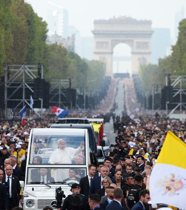 Papst Leo XIV. trifft auf dem Place de la Concorde ein, um dort mit über 700.000 Menschen eine Messe zu feiern.