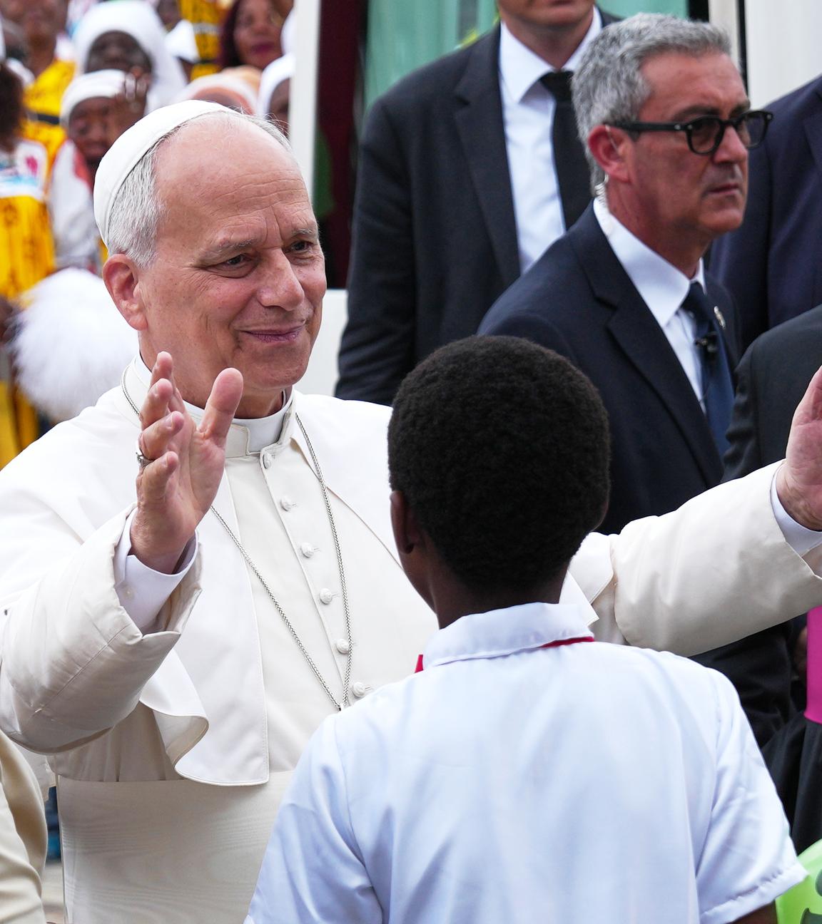 22.04.2026, Äquatorialguinea, Mongomo: Papst Leo XIV. trifft am zehnten Tag seines 11-tägigen Pastoralbesuchs in Afrika in der Basilika der Unbefleckten Empfängnis ein.