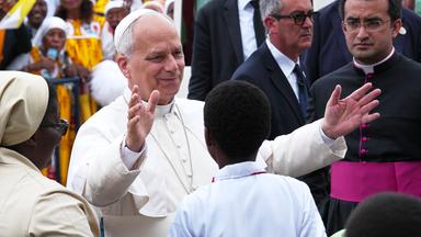 22.04.2026, Äquatorialguinea, Mongomo: Papst Leo XIV. trifft am zehnten Tag seines 11-tägigen Pastoralbesuchs in Afrika in der Basilika der Unbefleckten Empfängnis ein.