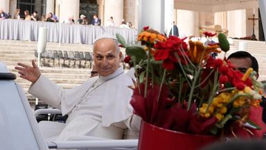 Papst Leo XIV. erhält Blumen, als er am am Ende der Generalaudienz auf dem Petersplatz im Vatikan den Platz verlässt