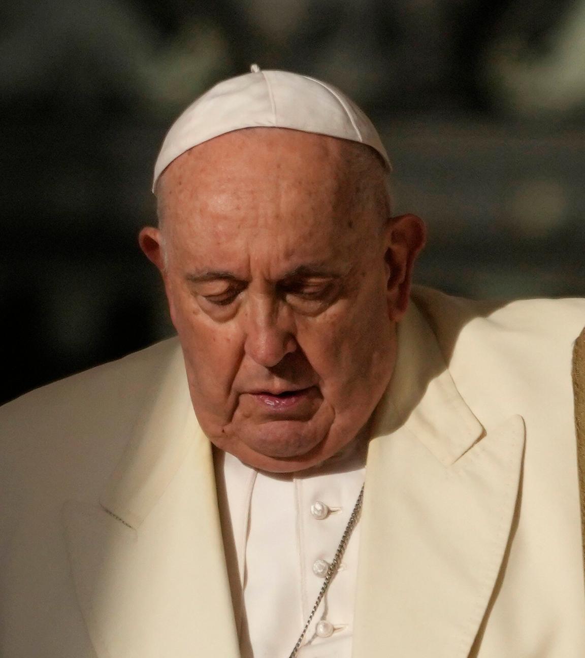 Papst Franziskus kommt zu seiner wöchentlichen Generalaudienz auf den Petersplatz.