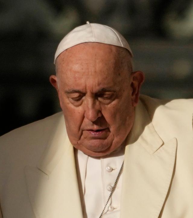Papst Franziskus kommt zu seiner wöchentlichen Generalaudienz auf den Petersplatz.