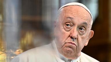 Papst Franziskus während einer akademischen Sitzung bei einem päpstlichen Besuch an der Universität KU Leuven