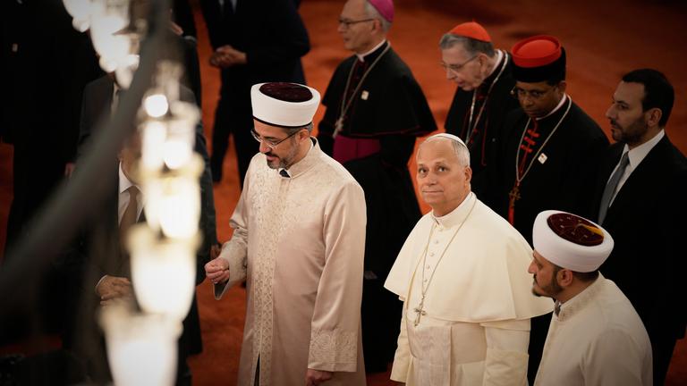 Papst Leo XIV. besucht die Sultan-Ahmet-Moschee, oder auch Blaue Moschee, aus der osmanischen Zeit.