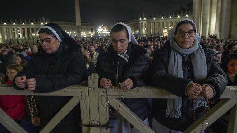 Gläubige beten auf dem Petersplatz für die Gesundheit des Papstes.