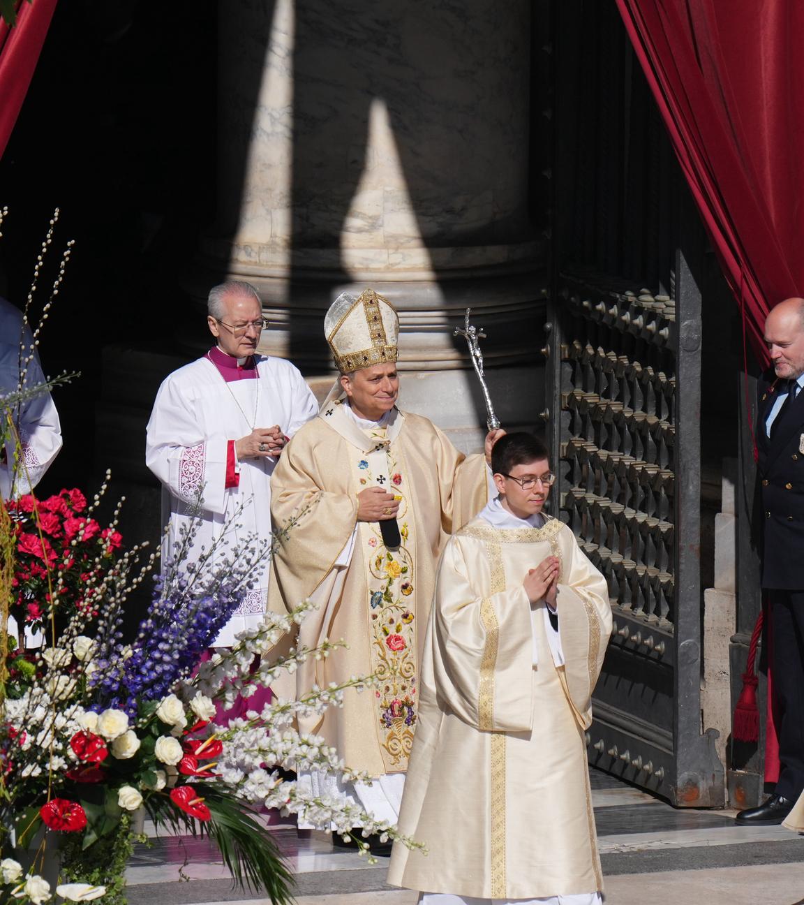Papst Leo XIV. (M) trifft zur Ostermesse auf dem Petersplatz im Vatikan ein